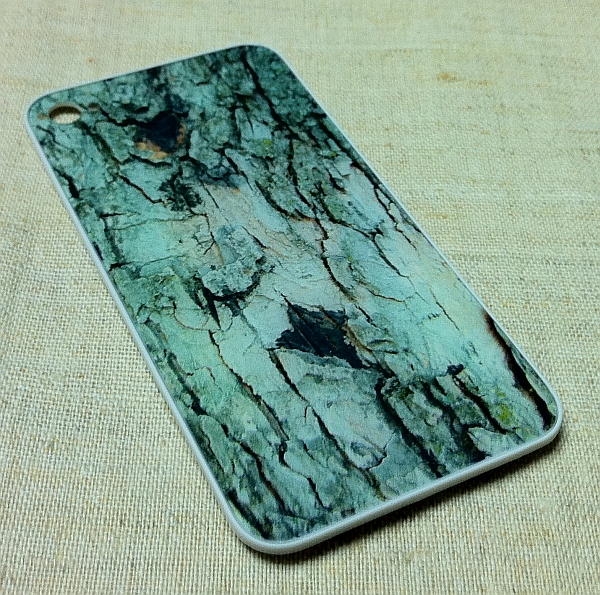 iPhone-4-back-cover-under-the-bark-of-oak.JPG