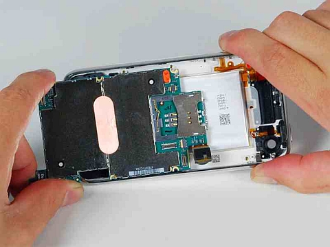 Снятие (вынимание для замены) батареи iPhone 3GS/3G